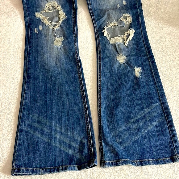 Straight leg blue women’s jeans Ripped knee wide leg blue Jeans size 31 no tags - Picture 6 of 11